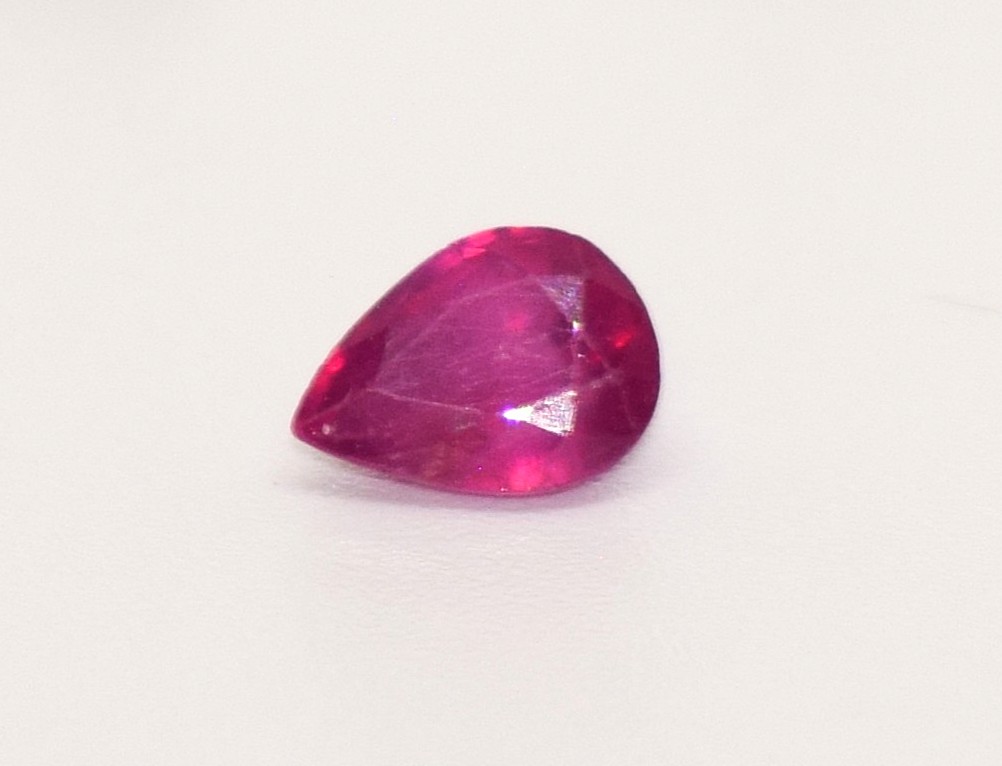 Rubies, UV Active Drop Gemstones Box Set – 10 Pieces, 16.6 Carats - Image 4