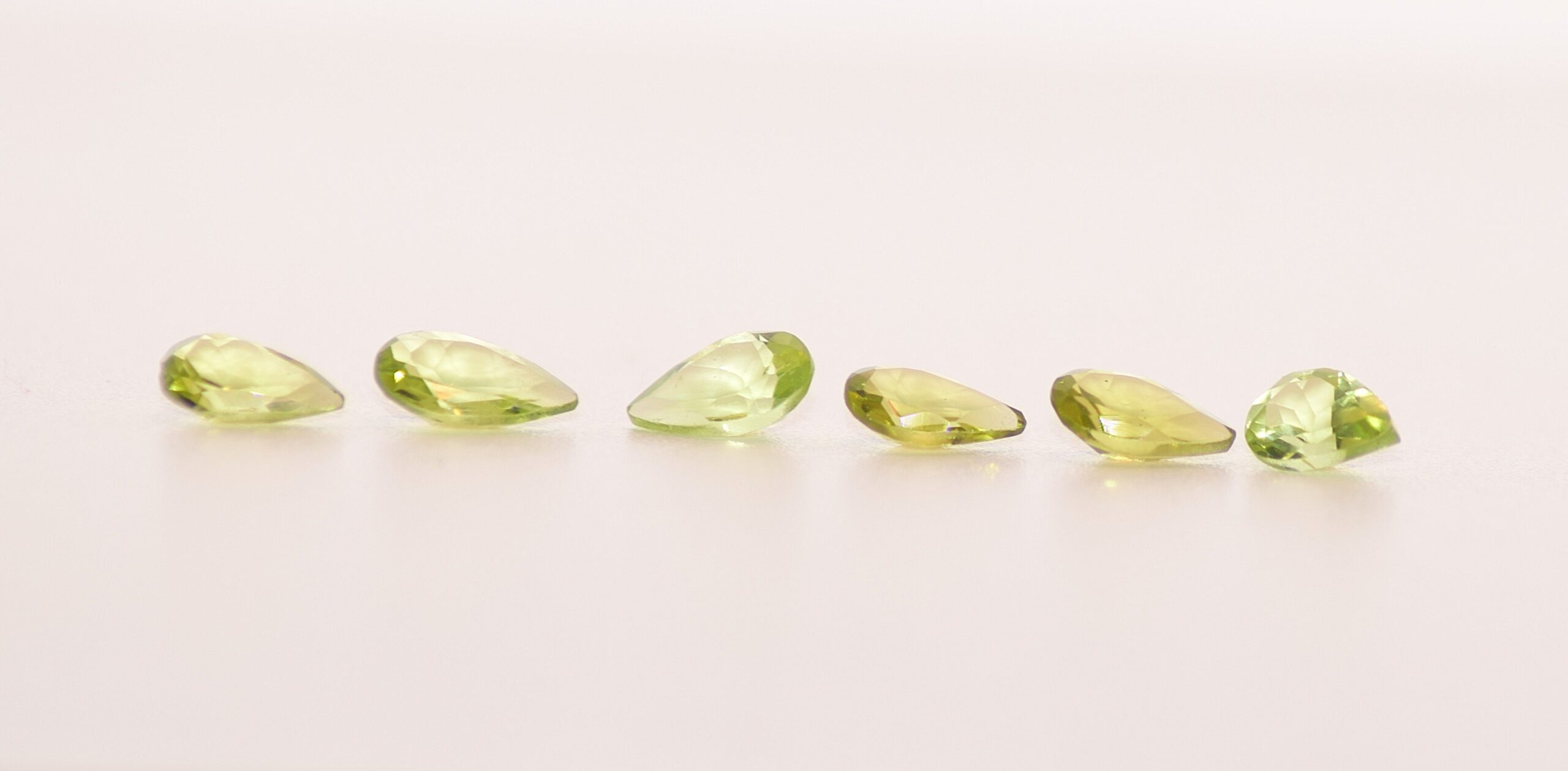 Peridot & Ruby, Vibrant Gemstone Set  – 10 Pieces, 9.2 Carats - Image 4