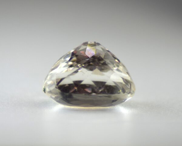 Topaz, Very Light Yellow Oval Cut UV-Active Gemstone – 9.03 Carats - Image 4