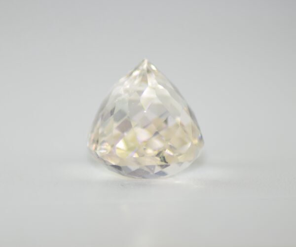 Topaz, Very Light Yellow Oval Cut UV-Active Gemstone – 9.03 Carats - Image 5