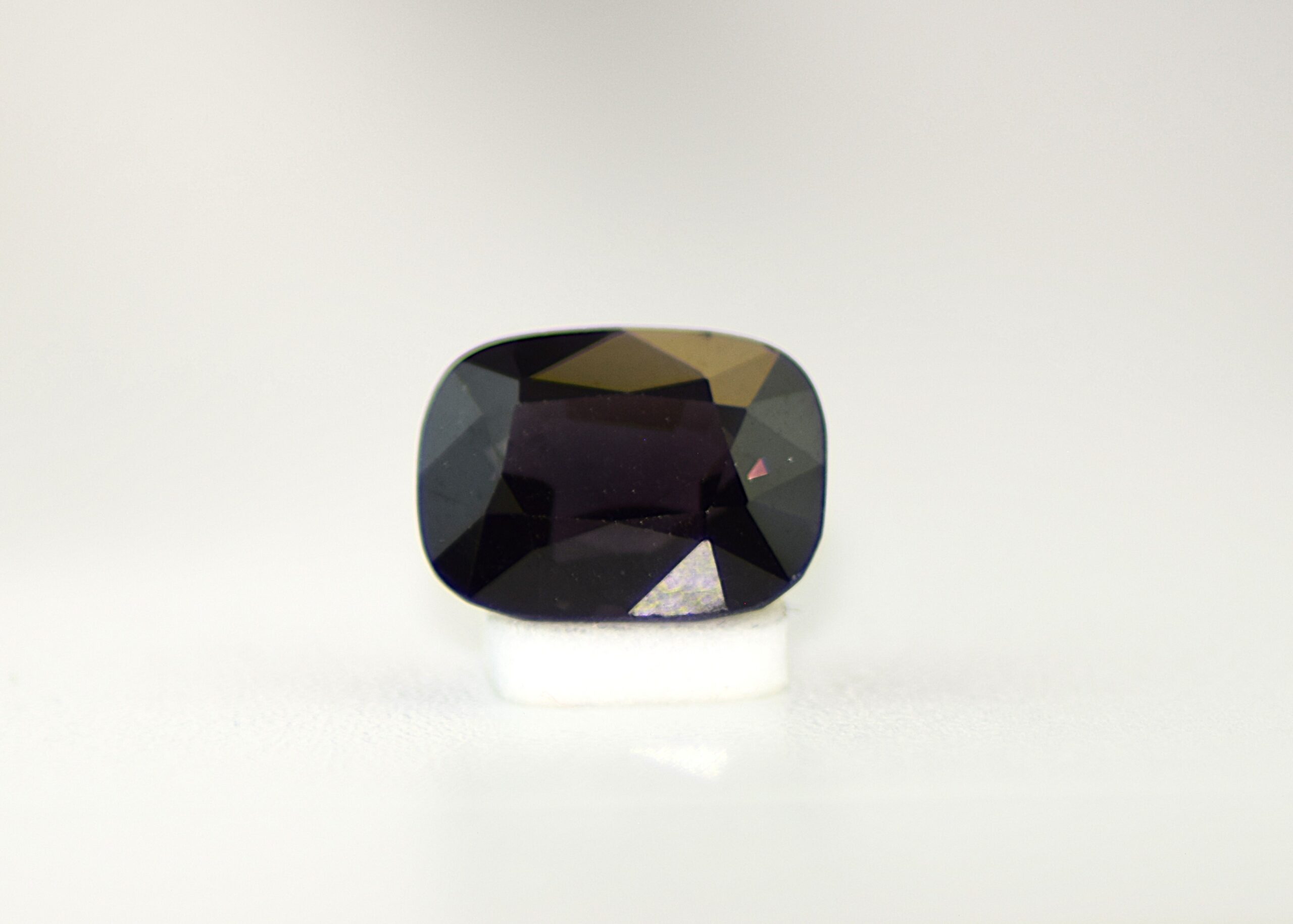 Spinel, Grayish Purple Cushion Cut Gem – 2.87 Carats (Certified) - Image 2