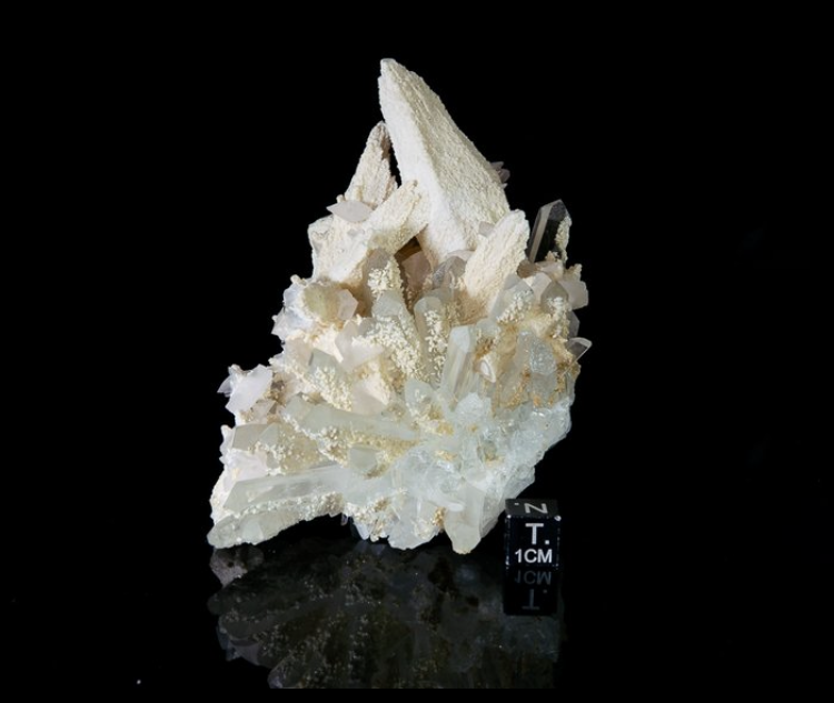 Quartz crystals with Calcite on matrix, Red Fluorescent - Height: 6.9 cm - Width: 10 cm- 204 g - Image 5
