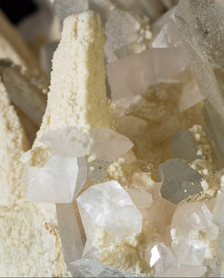 Quartz crystals with Calcite on matrix, Red Fluorescent - Height: 6.9 cm - Width: 10 cm- 204 g - Image 4