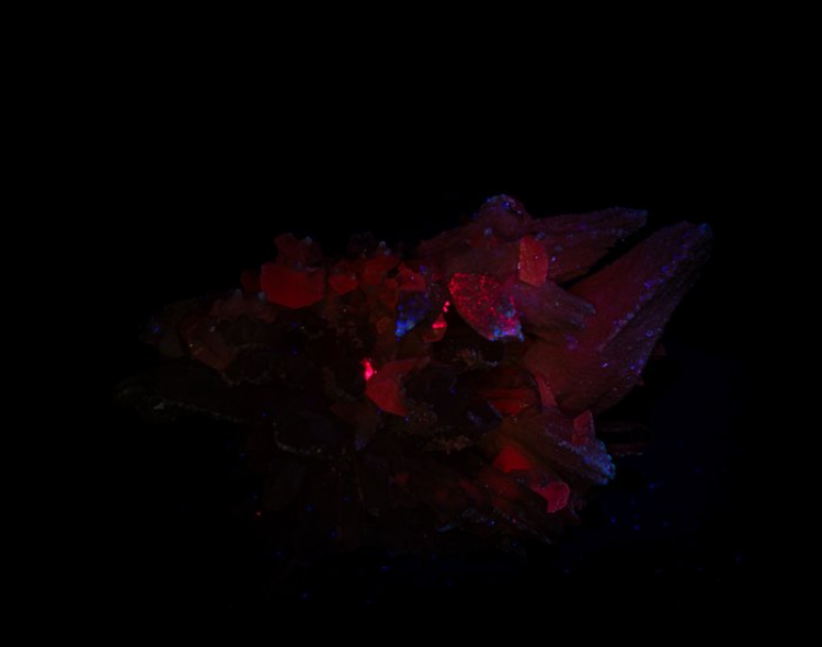 Quartz crystals with Calcite on matrix, Red Fluorescent - Height: 6.9 cm - Width: 10 cm- 204 g - Image 3
