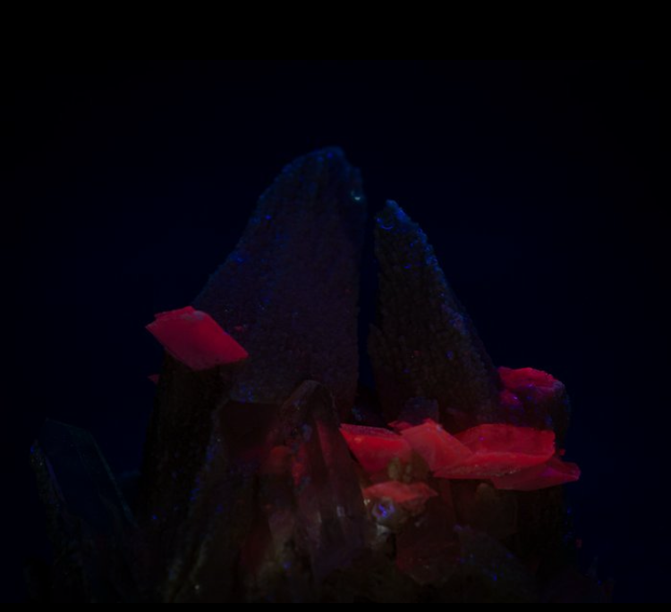 Quartz crystals with Calcite on matrix, Red Fluorescent - Height: 6.9 cm - Width: 10 cm- 204 g - Image 7