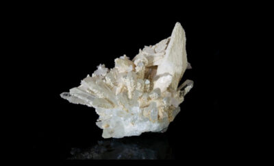 Quartz crystals with Calcite on matrix, Red Fluorescent - Height: 6.9 cm - Width: 10 cm- 204 g