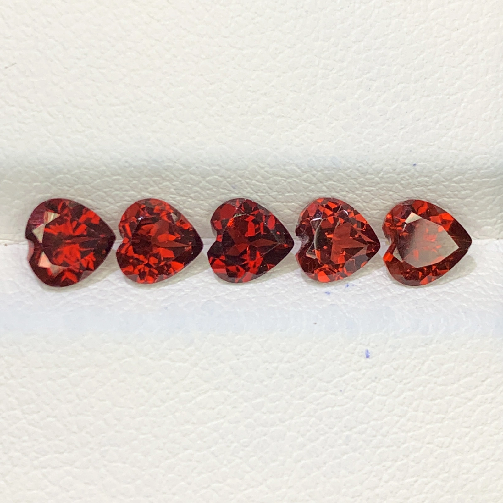 Garnet, Mandarin Red Heart Cut Gemstone Set – 5 Pieces, 3.07 Carats - Image 3