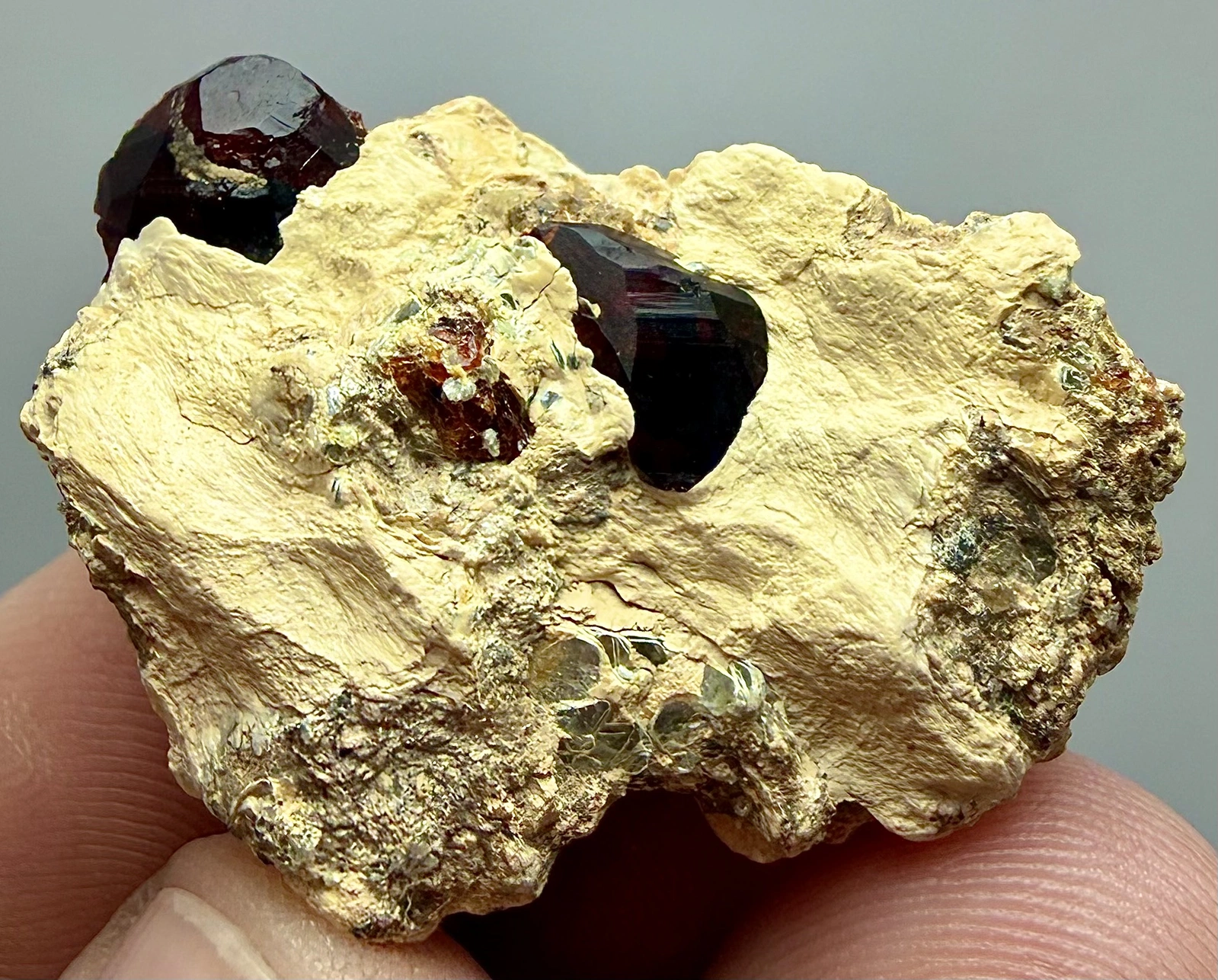 Clinohumite Crystals on Matrix – vivid red, 32 × 27 × 19 mm - Image 2