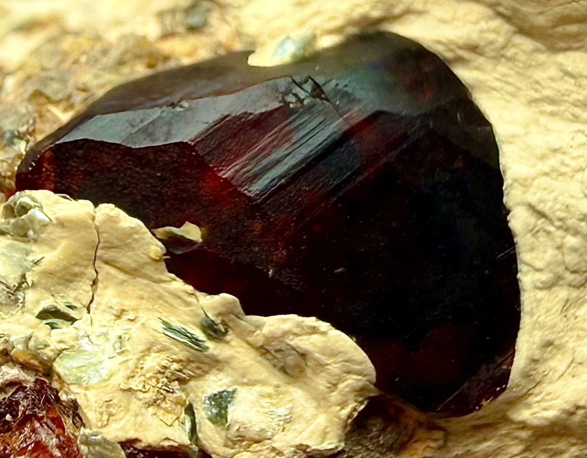 Clinohumite Crystals on Matrix – vivid red, 32 × 27 × 19 mm - Image 4