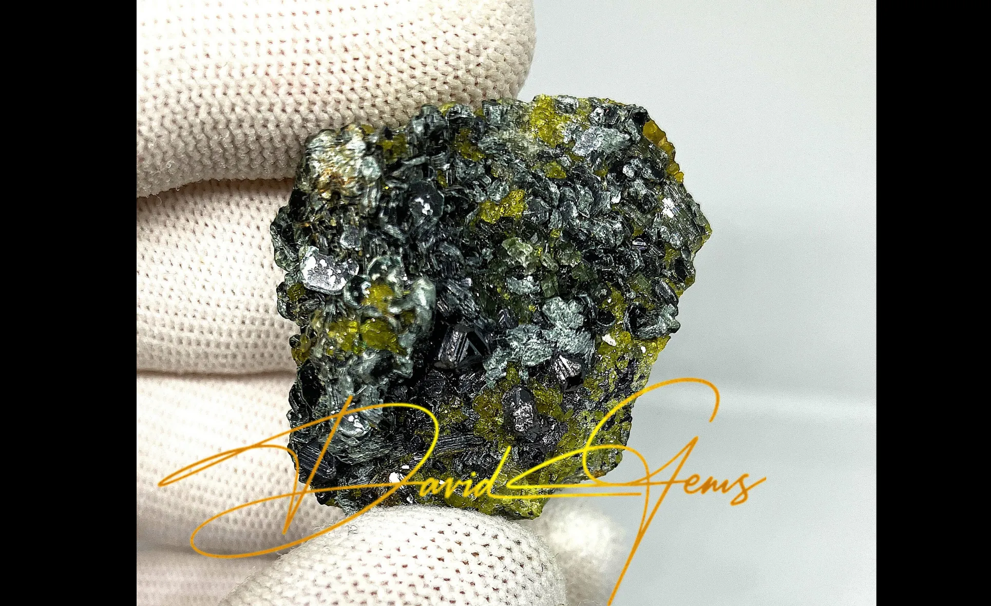 Magnetite Crystals on a Vesuvianite & Clinochlore Matrix - Image 5