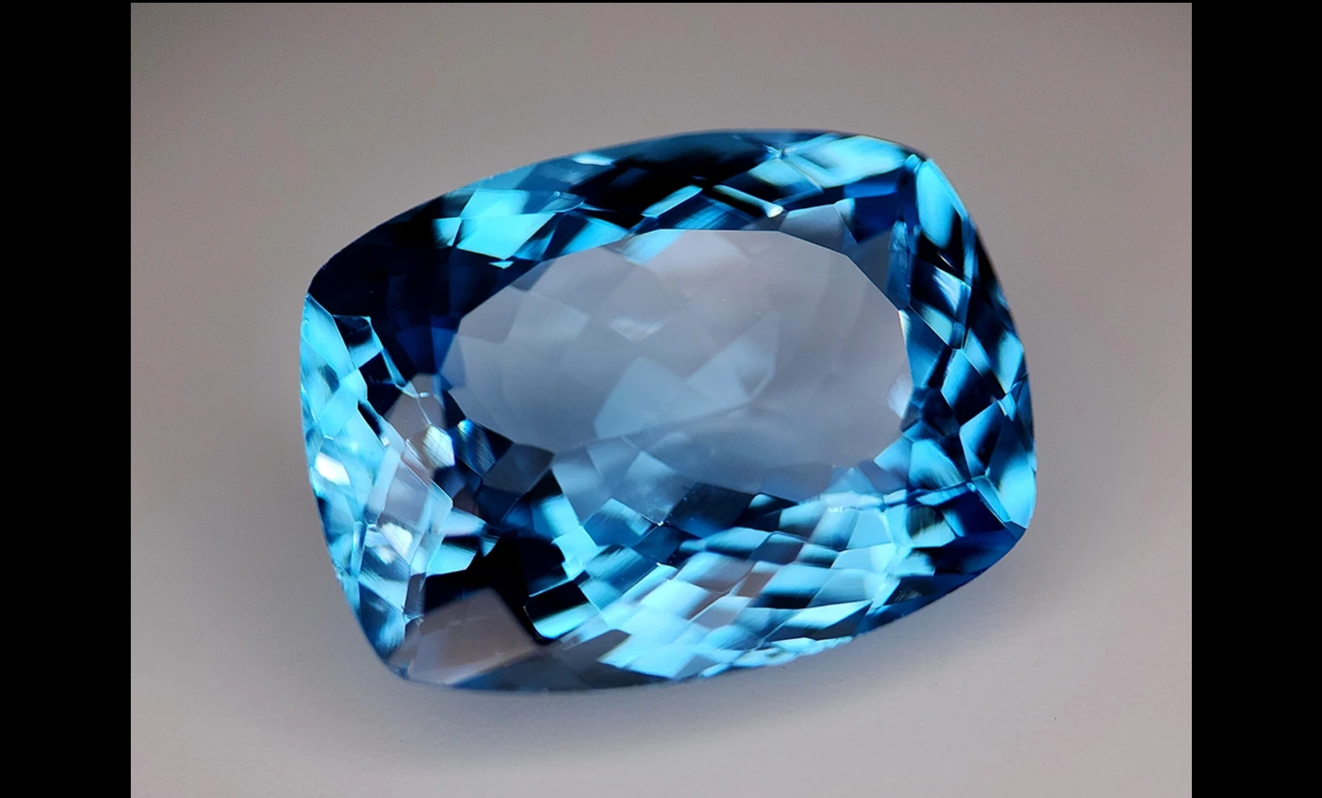 Topaz, Intense Blue Gemstone – 23.3 Carats - Image 3