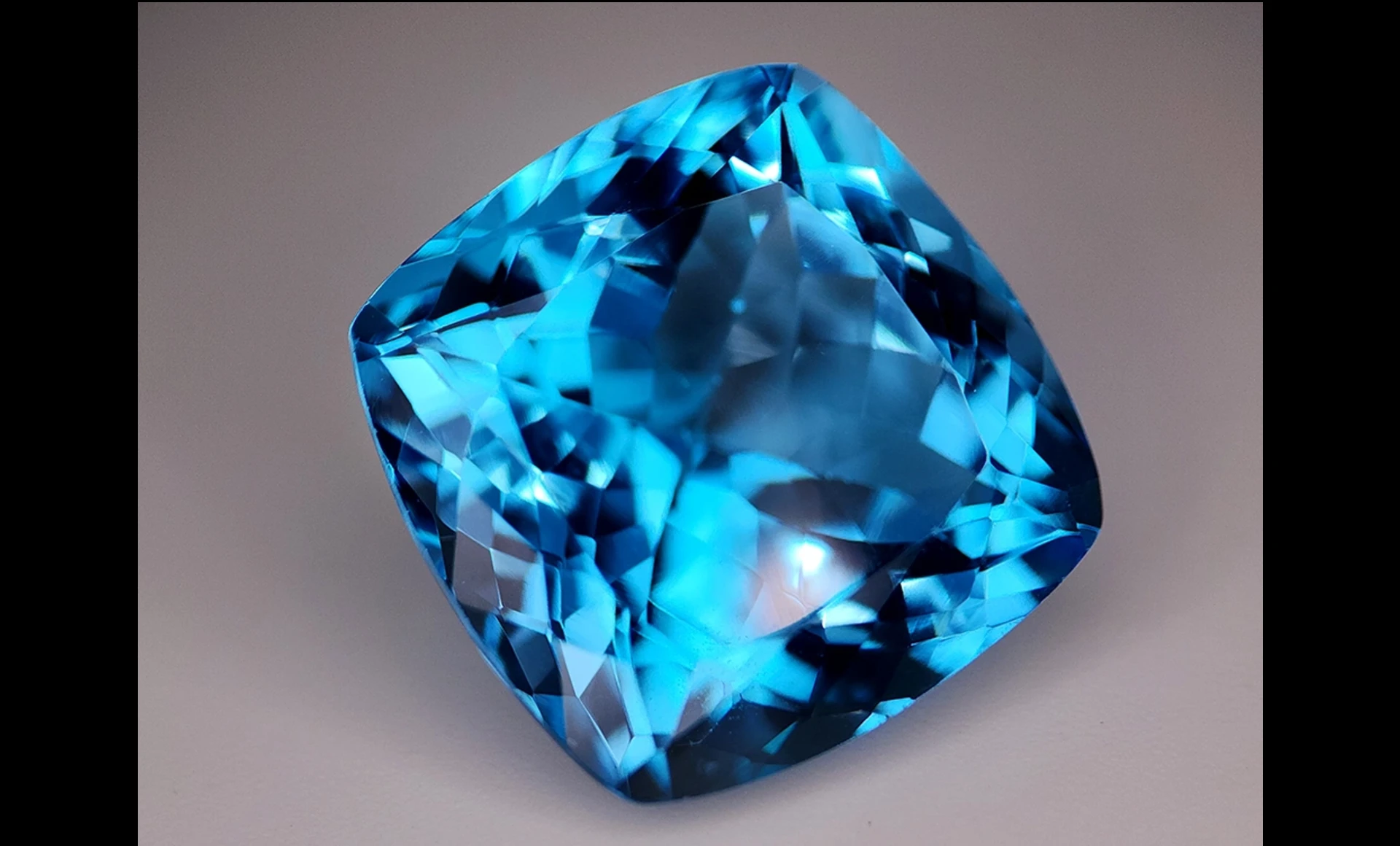 Topaz, Intense Blue Gemstone – 25.7 Carats - Image 3